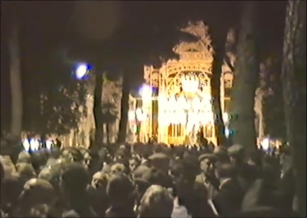 <div class="ql-editor"><div>Il filmato documenta la cerimonia ufficiale di inaugurazione della Fontana dell’Emigrante ad Adelfia, realizzata come omaggio agli adelfiesi emigrati. Le immagini riprendono i momenti istituzionali, la benedizione religiosa, la partecipazione delle autorità civili e della cittadinanza, restituendo l’atmosfera intensa e partecipata di quella giornata inserita nel contesto delle celebrazioni patronali. Il video rappresenta una preziosa testimonianza storica, capace di raccontare non solo l’inaugurazione di un’opera pubblica, ma soprattutto il profondo legame tra la comunità e i suoi figli lontani, nel segno della memoria e dell’identità condivisa.</div><div><br></div><div>La Festa di San Trifone di A...