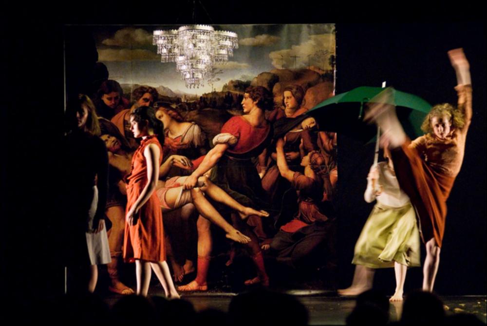 L'immagine digitale documenta un momento della "Biennale dei Giovani Artisti dell'Europa e del Mediterraneo" che, nella sua XIII edizione, fu ospitata in Puglia, a Bari, dal 22 al 31 maggio 2008 negli spazi della Fiera del Levante. La Biennale è considerata la più importante vetrina in Europa e nel Mediterraneo per la creatività delle giovani generazioni. Voluta da Regione Puglia e dall'Associazione Internazionale BJCEM e realizzata dal Teatro Pubblico Pugliese, la Biennale ha dato così spazio ad una visione multidisciplinare, multiforme e internazionalizzata dell'arte contemporanea attraverso creazioni di musica, arti visive, teatro, video, arti applicate, letteratura e gastronomia. La fotografia cattura un istante di uno dei 9 spettacoli teatrali in programma durante ...