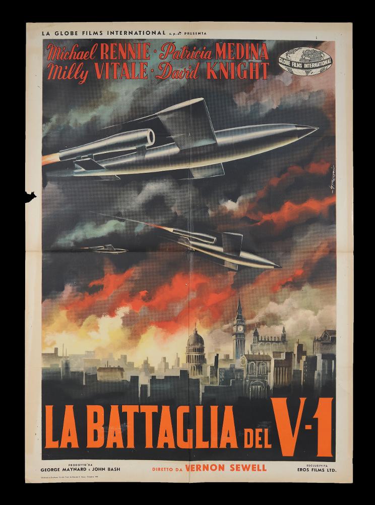 L'immagine riproduce uno dei manifesti conservati presso la Mediateca Regionale Pugliese (vedi Note). Si tratta del manifesto del film "La Battaglia del V-1", a firma di Sandro Symeoni (Symeoni). Noto per essere uno dei pittori di cinema più prolifici, si distinse per una grande pittoricità, un gusto originale basato sulla bellezza formale, soprattutto femminile, e più tardi per composizioni moderne basate su ritmi spezzati e drammatici. Anche per l'opera in oggetto, fatta di immagini evocative ma senza personaggi, Symeoni riesce a costruire una composizione elegante, ordinata e precisa, dove i colori e tutti gli elementi denotano la drammaticità e l'orrore della guerra. Bella e ricca di dettagli la rappresentazione di Londra (si noti il Big Ben), che si vede sotto le V...