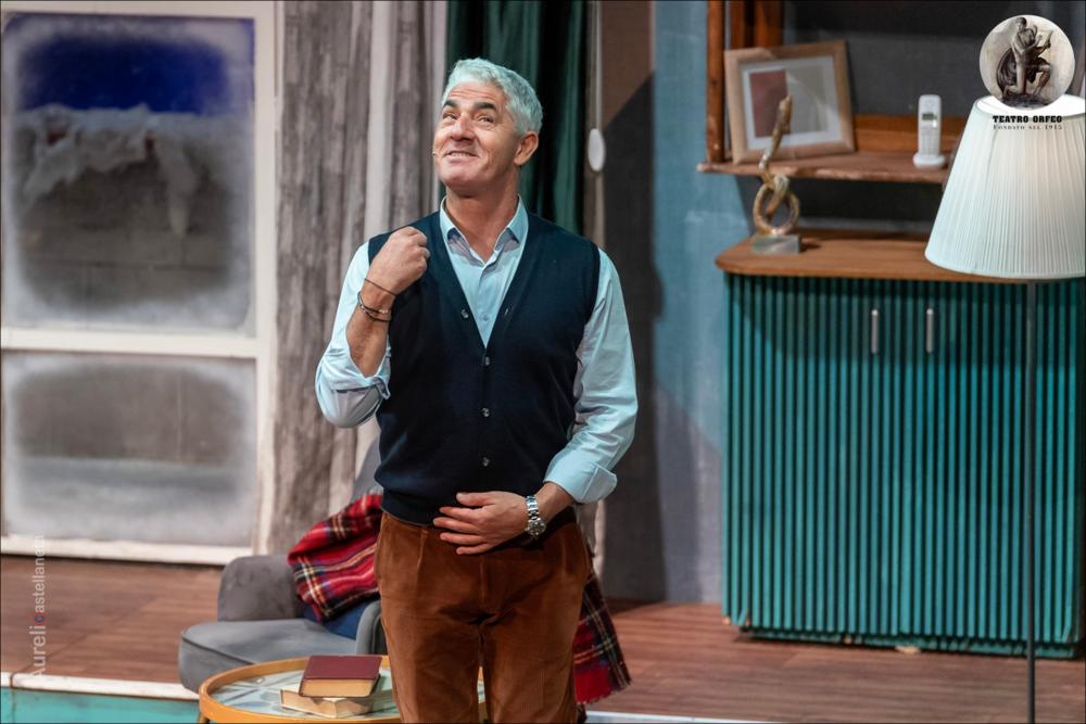 <div>Lo scatto immortala una scena tratta dallo spettacolo teatrale "Balcone a 3 piazze" con Biagio Izzo, portato in scena al Cinema Teatro Orfeo di Taranto il 9 aprile 2024.</div><div>Lo spettacolo racconta una Vigilia di Natale piena di equivoci. Una bufera blocca Napoli e costringe Alfredo a rinunciare a un viaggio con la moglie da cui è separato. Rimasto solo, si ritrova sul balcone prima Riccardo, amante della giovane vicina Elis, e poi Ciro, un rapinatore in fuga. Per coprire il tradimento di Elis ai danni dell’amico Michele, Alfredo deve fingere che Riccardo sia suo cugino, mentre tenta anche di ricucire i rapporti con la moglie. Tra colpi di scena e malintesi, la tempesta sconvolge la vita di tutti i personaggi, trasformando la vigilia in una ...
