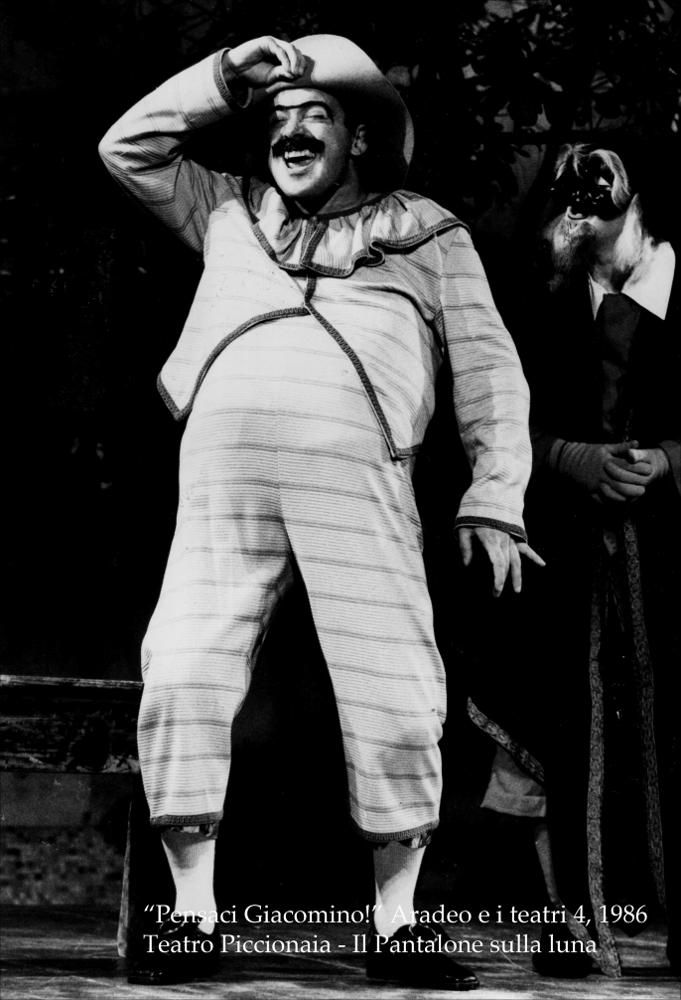 La fotografia in bianco e nero cattura uno dei momenti della performance “Il pantalone sulla luna”, messa in scena nel 1986 nell'ambito della rassegna “Aradeo e i Teatri” (4) inaugurata in quell'anno con il titolo “Pensaci Giacomino! Omaggio a Pirandello” per il cinquantenario della morte dello scrittore. La rassegna divenne un vero e proprio appuntamento con il teatro sperimentale che la compagnia Koreja, nata nel 1983 nel piccolo borgo salentino di Aradeo, portò avanti sin dall'anno della sua fondazione. Lo spettacolo del Teatro Piccionaia, nato nel 1975, è una rielaborazione del 'dramma giocoso' “Il Mondo della Luna” scritto da Carlo Goldoni nel 1743, a partire dal canovaccio di Roland de Fatouville “Arlequin Empereur dans la lune” del 1686. Il regista e attore Titin...