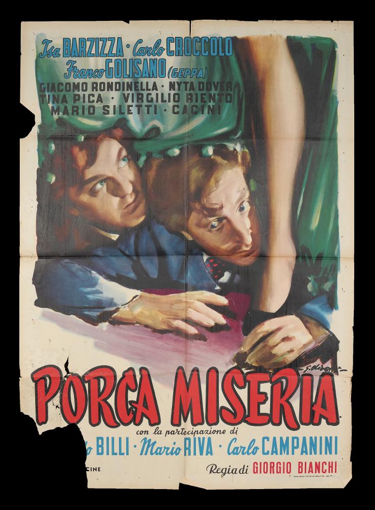 L'immagine riproduce uno dei manifesti conservati presso la Mediateca Regionale Pugliese (vedi Note). Si tratta di una delle versioni grafiche del manifesto del film "Porca miseria!" del 1951, a firma dell'illustratore bolognese Giorgio Olivetti. Classe 1908, Olivetti caratterizza le sue prime opere da uno stile morbido, sfumato, fatto di acquerelli delicati che rendono il volume anche grazie ad un uso sapiente dei chiaroscuri. Eleganza ed ironia contraddistinguono anche questo manifesto, in cui il punto di vista è assolutamente insolito, per questo molto originale. Lo spettatore si ritrova giocosamente insieme a Giacomino (Croccolo) e Carletto (Golisano) a doversi nascondere sotto il letto, entrando nel vivo di in una scena del film. I colori brillanti e vivaci gli per...