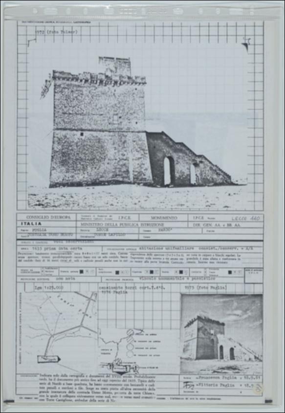La scheda in oggetto è parte del volume “Censimento delle opere fortificate in Puglia”, risultato dell'attività promossa dalla Regione Puglia tra il 1981 e il 1982, per individuare e descrivere le principali costruzioni in muratura presenti nel territorio. Composta da due fogli sciolti, è redatta da Francesca Faglia il 18 settembre 1981. Torre Lapillo è situata a Nardò in provincia di Lecce in area costiera. La costruzione fortificata risale al XVII secolo e presenta le caratteristiche della serie di torri di Nardò. La torre si sviluppa secondo una configurazione planimetrica quadrata sul basamento troncopiramidale, per un’altezza totale di circa 17 metri. Il prospetto semplice con muratura faccia a vista è impreziosito dal toro marcapiano e dal coronamento superiore co...