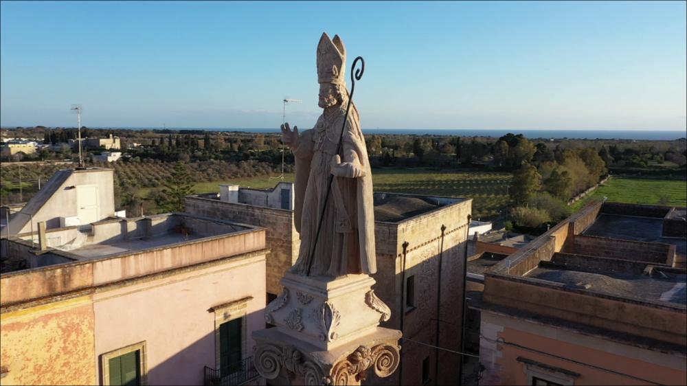 <div class="ql-editor"><div>L'immagine digitale immortala la suggestiva Colonna di San Nicola che si erge in piazza Concordia nella città di Salve (Le).</div><div>La festa patronale della parrocchia di Salve è dedicata a San Nicola, qui venerato col titolo di “Magno”.</div><div>La festa, negli ultimi anni, ha assunto una dicitura dialettale: <strong>La festa de Santu Nicola.</strong></div><div>Il culto in onore di San Nicola a Salve affonda le sue radici nei secoli passati e si diffonde a partire dalla seconda metà del Cinquecento. Un documento del 1567, redatto da don Francesco Valentini, parroco dell’epoca, attesta che i battesimi venivano celebrati «nella chiesa di Santu Niculò», segno di una devozione già consolid...