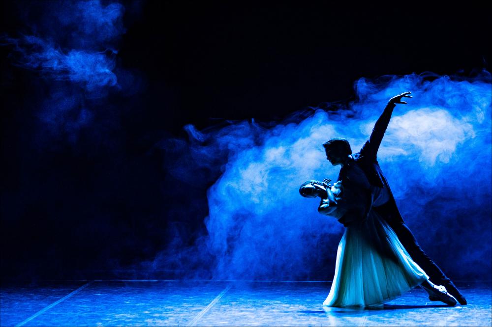Nello scatto fotografico il duetto dei ballerini Nuria Salado Fustè e Carlos Montalvan durante lo spettacolo “Serata Romantica” tenutosi presso il Teatro Apollo a Lecce alla riapertura dei Teatri dopo la pandemia, in collaborazione con il Teatro Pubblico Pugliese.
Il Progetto “Serata Romantica” ha visto portare sul palcoscenico le più belle pagine del repertorio ballettistico romantico intervallate dai brani di Chopin e dai versi di Giacomo Leopardi.
Protagonisti del Progetto i primi ballerini e i solisti del Balletto del Sud, compagnia che ha più volte dimostrato la propria particolare affinità con il repertorio romantico, e l’attore Andrea Sirianni specialista dell’interpretazione del testo in poesia....