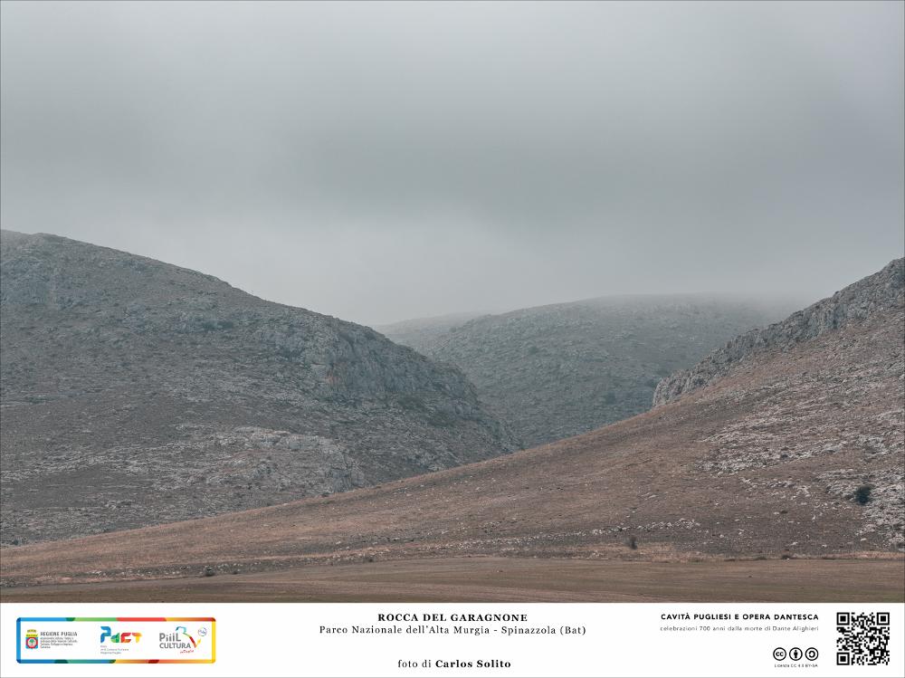 Siamo nel Parco Nazionale dell’Alta Murgia, a Spinazzola.
Protagonista indiscussa dell'immagine la brulla collina calcarea della Murgia.
Il silenzio desertico di questa terra di oggi pervade l’aria di un’atmosfera onirica che ci porta con la mente a un luogo un tempo animato dal fervore della vita feudale medievale, quasi a udire il vocio di sudditi e cavalieri, i passi striduli dei cavalli sul terreno pietroso. E su questa altura si ergeva il grande castello, la Rocca per l’appunto, dimora di un ricco feudatario normanno, al centro di un’area prospera e di transito per i traffici tra l’entroterra e la costa.
L’immagine digitale fa parte della raccolta di fotografie prodotte da Carlos Solito per il Progetto digitale “Sillabario sotterraneo – Viaggio dantesco nelle Grott...