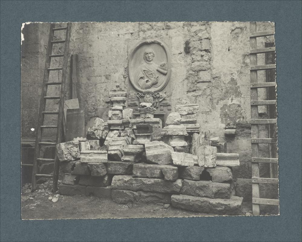 <div class="ql-editor"><div>Documentazione fotografica di frammenti della decorazione medievale della Cattedrale di Santa Maria Assunta in Cielo di Conversano, da uno scatto fotografico di Casimiro Angelo Russo.</div><div class="ql-align-justify">L'immagine digitale fa parte della raccolta fotografica di Giuseppe Ceci (1863-1938), studioso delle arti figurative dell’Italia meridionale e tra i promotori delle Società di Storia Patria di Napoli e della Puglia. Tale raccolta si inserisce nel vivace clima culturale dell’Italia postunitaria, caratterizzato dal progressivo consolidarsi di una «coscienza nazionale» alimentata anche dal confronto e dal dialogo con le realtà storiche e culturali locali.</div><div class="ql-align-justify">Oggi la B...