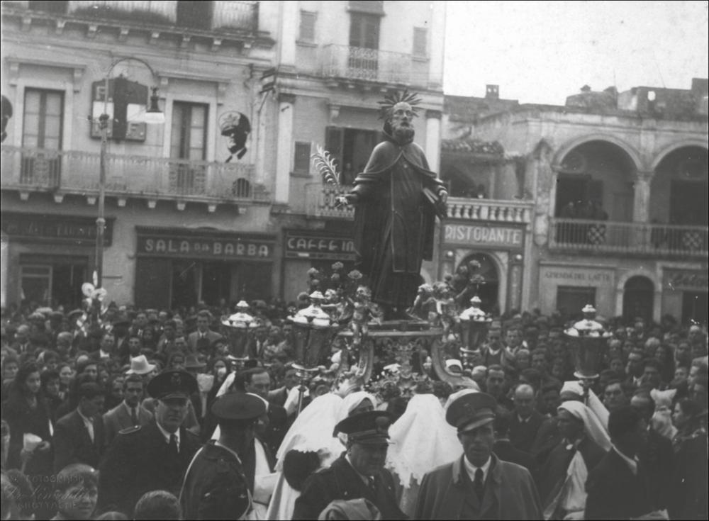 <div class="ql-editor"><div>Foto storica che ritrae il <strong>passaggio della statua di San Ciro in piazza</strong>, durante la solenne processione del 31 gennaio. I devoti accompagnano il santo tra fede e tradizione, mentre la comunità rende omaggio al patrono taumaturgico della città.</div><div><br></div><div>Ogni <strong>31 gennaio</strong>, Grottaglie celebra il martirio di <strong>San Ciro</strong>, patrono principale della città. La festa unisce devozione e tradizione popolare, con momenti di preghiera, processioni con migliaia di fedeli scalzi e candele accese, la benedizione della pira da parte dell’Arcivescovo di Taranto e spettacolari fuochi pirotecnici che attirano persone anche dai paesi vicini. La celebrazione culmina nella solenne pro...