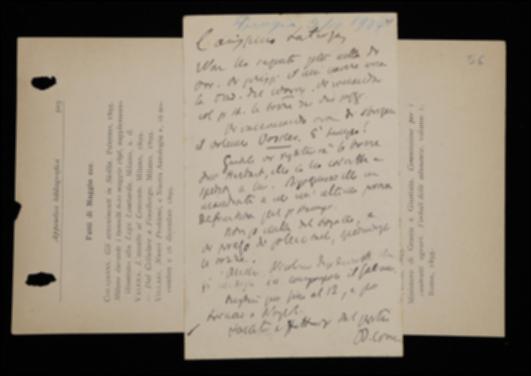 Nella cartolina, Benedetto Croce comunica a Laterza di aver licenziato le bozze dei suoi due saggi, esortandolo a concludere la pubblicazione dei volumi di Karl Vossler e Friedrich W.J. Schelling. Istruisce quindi l'editore sulle ultime spedizioni di bozze del volume di Johann F. Herbart e auspica la pronta composizione del volume di Ferdinando Galiani.