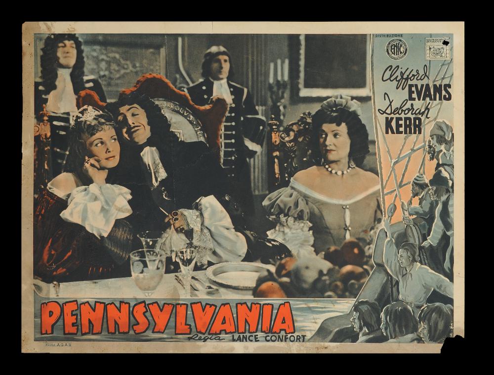 L'immagine riproduce una delle fotobuste anteguerra, dalle singolari dimensioni (29x38 cm) conservate presso la Mediateca Regionale Pugliese (vedi Note). Si tratta nello specifico di uno dei soggetti del film in bianco e nero “Pennsylvania” del 1941 per la regia di Lance Comfort. La composizione presenta una grande fotografia di scena in bianco e nero con alcuni tocchi di arancio che richiamano il colore utilizzato per il titolo. È possibile riconoscere un ambiente interno, una sala da pranzo, con una tavola imbandita  rappresentata che immortala un momento all’interno di una caffetteria, come si può notare dalla presenza del bancone, con protagonista principale il bel Tino Rossi, circondato da un gruppo di sorridenti fanciulle. A far da cornice alla fotografia, su uno ...