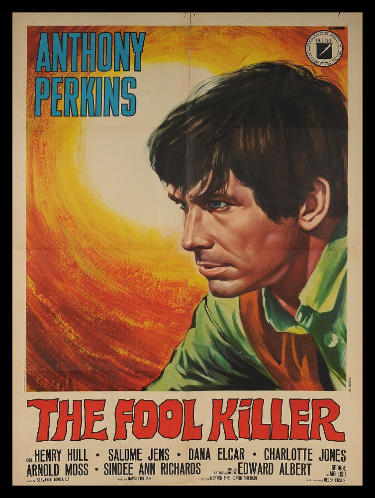 L'immagine riproduce uno dei manifesti conservati presso la Mediateca Regionale Pugliese (vedi Note). Si tratta di una delle versioni grafiche del manifesto del film americano "The Fool Killer", a firma di Renato Casaro. Autodidatta, tra i maggiori rappresentanti della grafica e del manifesto del secondo dopoguerra, sviluppa una grande tecnica e raffinatezza formale sugli esempi più prestigiosi di altri pittori di cinema, primo tra tutti Cesselon, alla quale mescola linguaggi compositivi più innovativi (fotografico e grafico) anche usando tecniche e strumenti diversi, come l'aerografo. Per questo film d'avventura, Casaro realizza una composizione di grande impatto visivo incentrata tutta sul ritratto bellissimo ed intenso di Anthony Perkins, con pennellate vigorose e sa...
