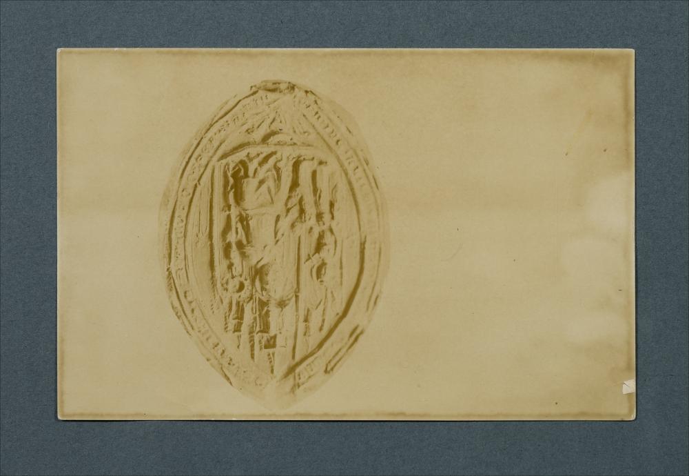 <div class="ql-editor"><div>Documentazione fotografica: “Sigillo trovato nell’archivio vescovile di Andria, ma staccato dal diploma”, Andria.</div><div><br></div><div>La raccolta fotografica di Giuseppe Ceci (1863-1938), studioso delle arti figurative dell’Italia meridionale e tra i promotori delle Società di Storia Patria di Napoli e della Puglia, si inserisce nel vivace clima culturale dell’Italia postunitaria, caratterizzato dal progressivo consolidarsi di una «coscienza nazionale» alimentata anche dal confronto e dal dialogo con le realtà storiche e culturali locali.</div><div>Oggi la Biblioteca Comunale di Andria conserva oltre settecento fotografie dedicate alla Puglia medievale, a Napoli e al patrimonio storico-ar...