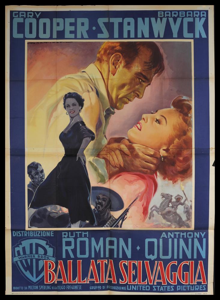L'immagine riproduce uno dei manifesti conservati presso la Mediateca Regionale Pugliese (vedi Note). Si tratta del manifesto del film "Ballata selvaggia", a firma di Martinati. Toscano di nascita, Luigi Martinati può considerarsi uno degli interpreti della prima maniera del manifesto di cinema. Eleganza ed espressione contraddistinguono il suo stile unico ed identificativo. I giochi di contrasto con colori netti delineano le figure principali della composizione; il momento più drammatico del film, con Gary Cooper e Barbara Stanwyck, viene interpretato con un uso sapiente della luce e colori delicati, chiari, accentuando l'intensità di espressione, tipica delle sue opere. Qui Martinati inverte la prospettiva, ponendo un'altra scena monocroma di dettaglio in primo piano....