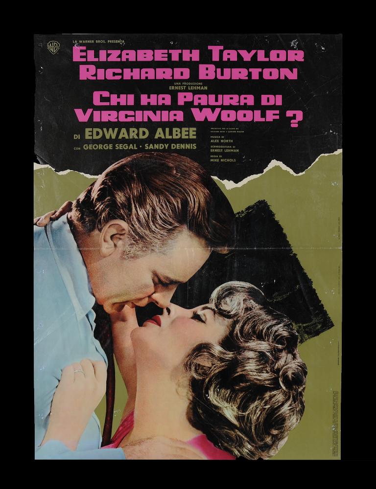 L'immagine riproduce uno dei manifesti conservati presso la Mediateca Regionale Pugliese (vedi Note). Si tratta del manifesto del film "Chi ha paura di Virginia Woolf", la cui illustrazione è a firma di Renato Ferrini (Ferrini). L'artista fiorentino si avvicina all'ambiente cinematografico negli anni '30 in una Roma in pieno fermento. Le sue opere si sono sempre distinte per la tecnica moderna, particolarmente curata e tendente a risultati più fotografici che pittorici. Anche più avanti, Ferrini farà scelte sempre più grafiche e schematiche, con dettagli lasciati ai titoli e sfondi dal forte impatto emotivo e visivo. Su uno sfondo graffiato, molto moderno, caratterizzato da pochi e attraenti colori, le due figure prese da una scena del film, narrano un lato sensuale e s...