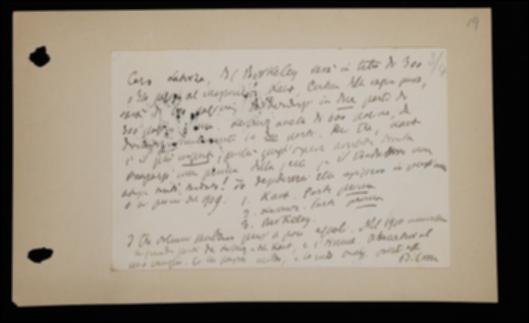 Nella cartolina, Benedetto Croce comunica a Giovanni Laterza il numero di pagine previsto per i volumi, di prossima pubblicazione, di George Berkeley, Gottfried W. Leibniz e Immauel Kant, sollecitandolo a dare la precedenza a quest'ultimo. Gli suggerisce poi di pubblicare, contemporaneamente al volume di Berkeley, una prima parte dei volumi di Kant e di Leibniz entro il 1909, completandoli con una seconda parte entro il 1910.