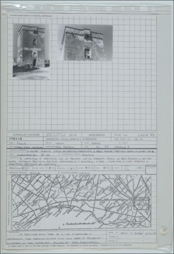 La scheda in oggetto è parte del volume “Censimento delle opere fortificate in Puglia”, risultato dell'attività promossa dalla Regione Puglia tra il 1981 e il 1982, per individuare e descrivere le principali costruzioni in muratura presenti nel territorio. Composta da due fogli sciolti, è redatta dall'architetto F. Danese il 25 settembre 1981. La masseria Pantalei è situata a Nardò in provincia di Lecce, in zona rurale. La masseria risale probabilmente al XV secolo e presenta una torre centrale munita di caditoie, di beccatelli di coronamento e di toro, un alto muro di cinta al quale si addossano ambienti rustici. La struttura muraria è composta da conci squadrati e regolari in pietra locale. 
