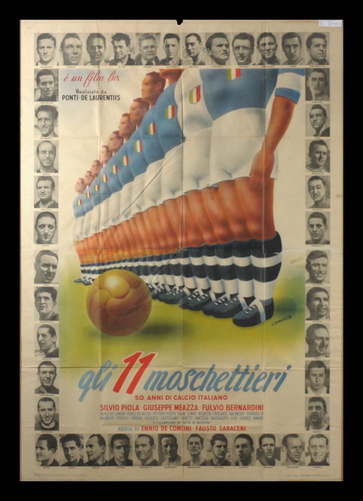 Grande manifesto con forte impatto fotografico e storico dove sono presenti 45 ritratti di importanti figure del calcio italiano. Il film è la rievocazione, arricchita da spezzoni documentaristici, della nascita e del cammino della nazionale italiana di calcio. Il manifesto originale è conservato nell’Archivio della Mediateca Regionale Pugliese....