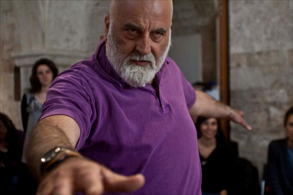 L'immagine digitale cattura un suggestivo ritratto di un attore durante un momenti recitativo del workshop teatrale tenutosi a Bari dal 2 all'11 maggio 2011 con il regista lituano Eimuntas Nekrošius. L'iniziativa fu prodotta al fine di creare un momento importante di formazione per sviluppare una potenziale crescita professionale degli attori pugliesi con l'obiettivo di spendere le proprie competenze e capacità sul mercato non solo italiano ma anche europeo. Uno dei Maestri più importanti sulla scena del teatro mondiale, vincitore di diversi riconoscimenti e premi internazionali, ha così esaminato le capacità attoriali di 30 giovani talenti su testi scelti dalla "Divina Commedia" di Dante Alighieri e da "Il Maestro e Margherita" di Michail Bulgakov. L'iniziativa promoss...
