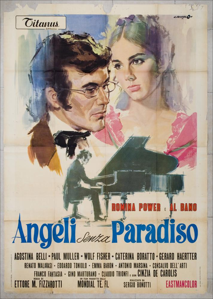 L'immagine riproduce uno dei manifesti conservati presso la Mediateca Regionale Pugliese, esaminati in "Cinema al muro: Angelo Cesselon" (vedi Note). In questo secondo manifesto realizzato dall'artista Angelo Cesselon per il medesimo film Angeli senza Paradiso, la scena è completamente differente da quella del primo sia nel modo in cui vengono rappresentati i protagonisti che per ambientazione. Predominano i ritratti dei due protagonisti posti l'una di fianco all'altro; sono di uguali dimensioni e eseguiti tecnicamente nello stesso modo, utilizzando tempere color pastello. L'espressione che l'artista ha voluto cogliere nei due volti è quella della malinconia e dell'infelicità che predomina nei cuori dei due giovani, costretti a rinunciare al loro amore. In primo piano, ...
