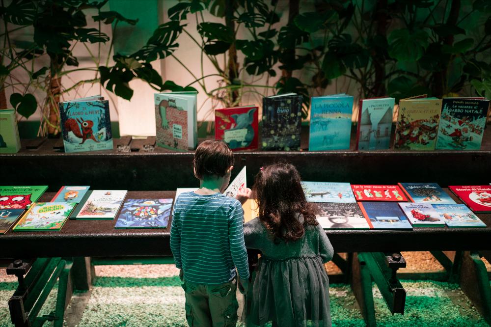 <div>La foto mostra il <strong>book point della Libreria SemiMinimi di Lecce</strong> allestito durante lo spettacolo <em>Le rocambolesche avventure</em>, parte della rassegna <strong>Teatro in Tasca</strong>. L’angolo libreria offre al pubblico la possibilità di scoprire e acquistare testi collegati alla narrazione dello spettacolo, creando un legame tra lettura e teatro e trasformando l’esperienza in un momento di scoperta culturale e divertimento per grandi e piccini.</div>...