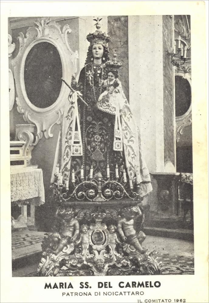 <div class="ql-editor"><div>La digitalizzazione di questa cartolina storica del 1962 mostra la sontuosa Statua devozionale della Patrona di Noicattaro, Maria SS. Del Carmelo. In occasione della Festa Patronale celebrata in suo onore, la statua veniva portata in processione per le vie del paese, generando un’atmosfera di festa e devozione.</div><div>La festa patronale di Santa Maria del Carmine a Noicattaro, celebrata ogni anno il 16 luglio e nel fine settimana successivo, rappresenta uno degli appuntamenti più significativi per la comunità, sia dal punto di vista religioso sia culturale. È un momento di intensa partecipazione collettiva, che unisce devozione, tradizione e vita sociale.</div><div>Le giornate di festa sono scandite da tre solenni proc...