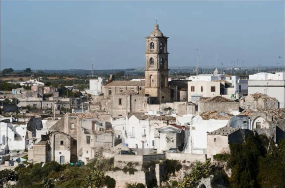 Prodotto nell'ambito dei Progetti Integrati Settoriali (PIS), cofinanziati dall'Unione Europea - F.E.S.R. sul POR Puglia 2000-2006 per il recupero, la valorizzazione e la gestione dei beni storico-culturali pugliesi e per il potenziamento della ricettività turistica, lo slideshow in oggetto, dedicato alla cittadina di Laterza in provincia di Taranto, si apre a volo d'uccello sul meraviglioso paesaggio naturale della gravina, uno dei più grandi canyon d'Europa nato dalla erosione delle rocce poste su precedenti fratture; un'oasi protetta popolata da numerosi cunicoli, cavità, insediamenti rupestri che, nel corso della storia, l'uomo ha scavato nella roccia calcarea. Il video prosegue con alcune immagini rappresentative del borgo tra le quali si riconoscono i particolari ...