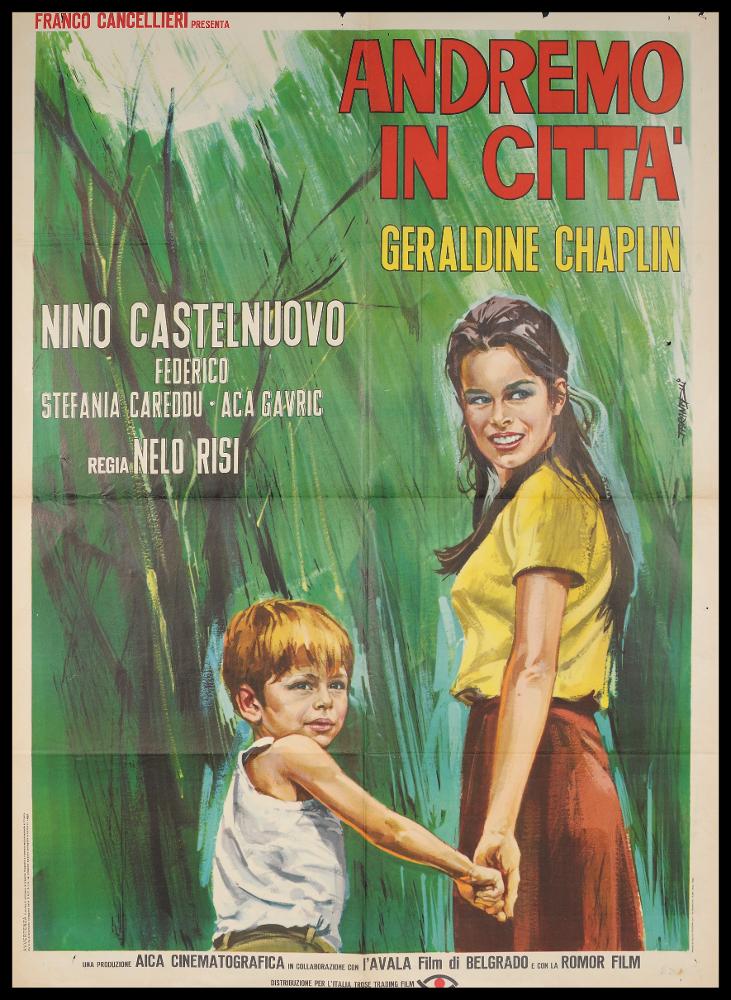 L'immagine riproduce uno dei manifesti conservati presso la Mediateca Regionale Pugliese (vedi Note). Si tratta della locandina del film "Andremo in città", a firma di Tarantelli. Probabilmente associabile al più noto Ezio Tarantelli, artista noto per la produzione di illustrazioni per film minori e quelli del genere "Spaghetti western", l'artista in questione crea una bella composizione ordinata dallo stile contemporaneo. Le due figure (due fratelli orfani di madre) sono protagoniste, attraggono il fruitore con i loro volti ricchi di fascino e gioiosità, nonostante il film nasconda le vicende drammatiche di una famiglia durante la Seconda Guerra Mondiale. Reso con delle belle pennellate piuttosto astratte e veloci, il fondo verde rappresenta il bosco del villaggio, lo ...