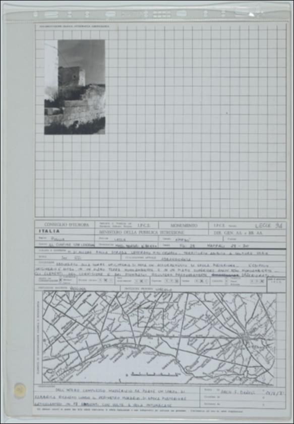 La scheda in oggetto è parte del volume “Censimento delle opere fortificate in Puglia”, risultato dell'attività promossa dalla Regione Puglia tra il 1981 e il 1982, per individuare e descrivere le principali costruzioni in muratura presenti nel territorio. Composta da due fogli sciolti, è redatta dall'architetto F. Danese il 28 agosto 1981. La masseria Manieri D’Arneo è situata a Nardò in provincia di Lecce, in zona rurale. La masseria risale probabilmente al XVI secolo e presenta una torre di due livelli alla quale si addossa un accorpamento posticcio. La struttura muraria è composta da conci squadrati in pietra locale intonacata.