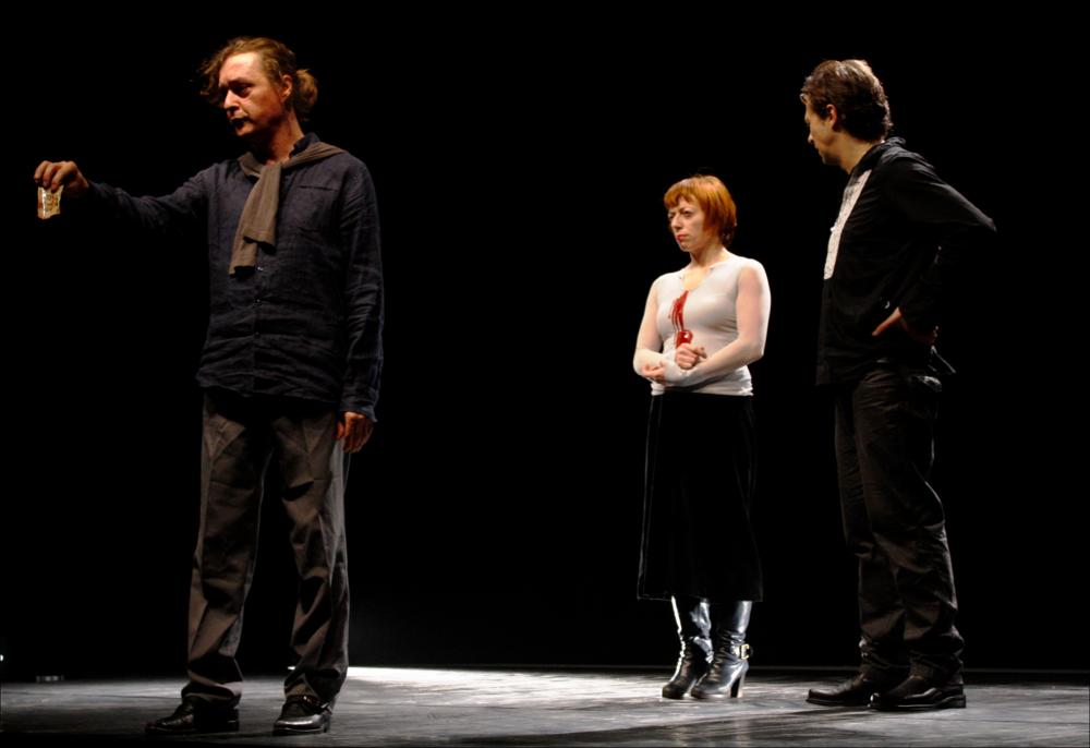 L'immagine fa parte di “Primavera dei Diritti", collezione digitale che raccoglie foto e video dell'omonima manifestazione promossa dalla Regione Puglia - Assessorato al Mediterraneo e realizzata dal Teatro Pubblico Pugliese dal 18 al 28 febbraio 2010 a Bari. La fotografia immortala un momento della performance “Nascita di una nazione”, trasposizione del film muto “The Birth of a Nation” diretto da David Wark Griffith ed immesso nel circuito cinematografico nel 1915. Il tema portante dell'opera è rappresentato dalla famiglia e dall'armonia del focolare domestico minacciato dal tormento della Guerra di Secessione. La pièce, messa in scena dall'Accademia degli Artefatti, fa parte del progetto di Mark Ravhenill “Spara, trova il tesoro e ripeti”, ciclo di 17 rappresentazion...