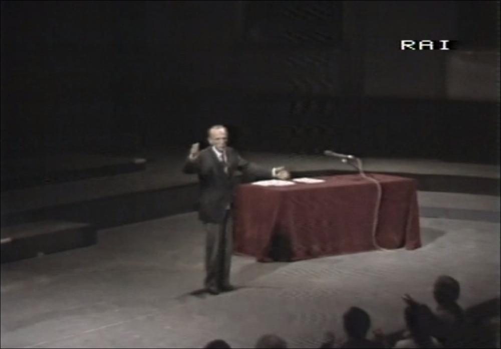 Il video è parte di “Attraverso lo spettacolo”, collezione che raccoglie le risorse digitali di “Attraverso lo spettacolo - Archivio ipermediale italo­greco in rete” progetto nato nel 2008 dalla collaborazione fra la Regione Puglia e la Grecia, che ha reso disponibili nelle biblioteche in terra ellenica e pugliese i dvd di ben 76 spettacoli artistici. Il video riprende alcune scene di uno spettacolo, che vide due giganti del teatro del ' 900 incontrarsi sul palcoscenico del politeama barese nel giugno del 1982: Carmelo Bene con la Lectura Dantis, fresca dello storico debutto dell' estate precedente a Bologna alla Torre degli Asinelli, (in occasione del primo anniversario della strage del 1980), ed Eduardo De Filippo con le sue poesie. Un evento insuperato a Bari che in ...