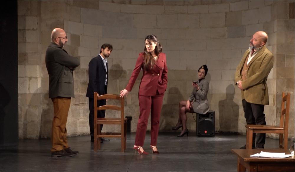 La foto riprende gli attori della compagnia Diaghilev durante lo spettacolo “Il misantropo”, per la regia di Davide Gasparro, realizzato per il progetto Teatro Studio 2020-21 presso l’Auditorium Vallisa di Bari e andato in scena dal 22 al 27 giugno 2021.
Lo spettacolo, ispirato all’opera di Molière, fa riflettere su un tema importante, ancora molto attuale, già presente nell’opera Le Misanthrope ou l'Atrabilaire amoureux scritta nel 1666.
La mancanza di autenticità, amara caratteristica di un mondo fatto di cerimoniali di facciata e amicizie di convenienza.
Con questo capolavoro Molière sembra anticipare le intuizioni del suo connazionale Debord, impreziosendo con una vena di pessimismo la comicità che attraversa la commedia.
Negli anni ‘60, in anticipo sui tempi, facev...