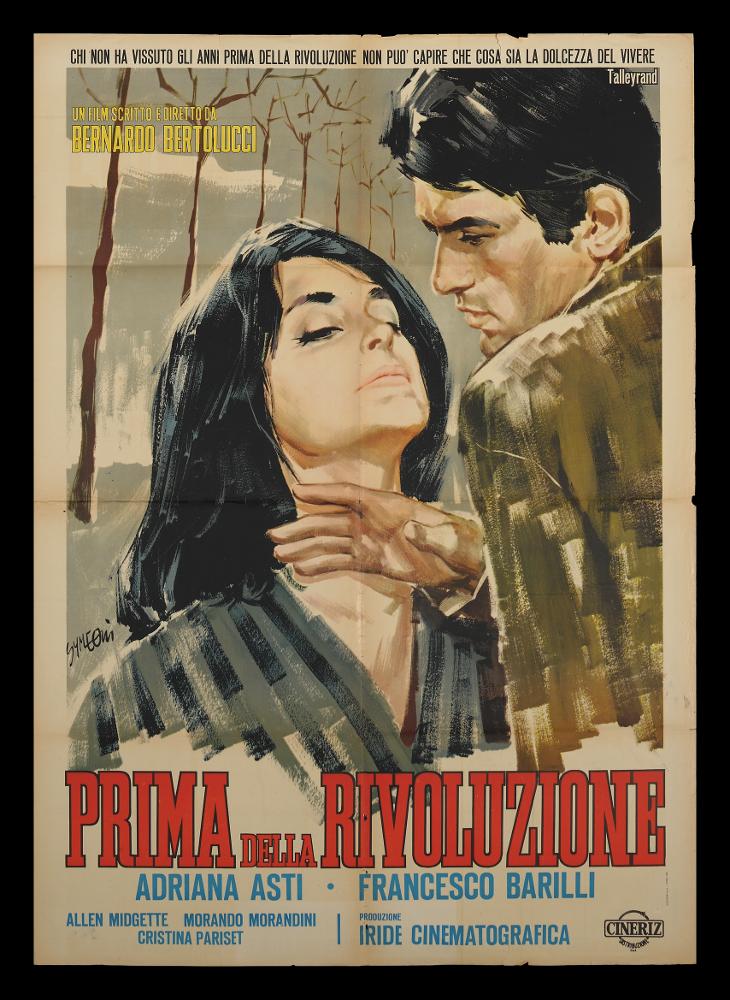 L'immagine riproduce uno dei manifesti conservati presso la Mediateca Regionale Pugliese (vedi Note). Si tratta di una delle versioni grafiche del manifesto del film “Prima della rivoluzione" del 1964 per la regia di Bernardo Bertolucci. Il manifesto è a firma di Symeoni (Symeoni Sandro) come si evince dalla firma in basso a sinistra. Tra i pittori di cinema più prolifici, in questo manifesto si ritrovano molte delle sue peculiarità stilistiche, in primis la sua grande pittoricità, la modernità nella composizione e suddivisione dello spazio grafico, l’uso di pennellate larghe e verticali. I colori qui utilizzati sono scuri e sembrano ricreare una atmosfera autunnale confermata dalla presenza di alberi spogli sullo sfondo, l’unica nota di colore è il rosso del titolo sot...