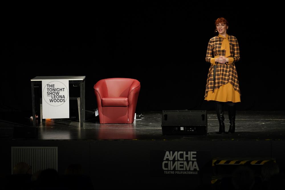 <div>Lo scatto racconta un momento dello spettacolo teatrale “La donna della bomba atomica” interpretato e scritto dalla fisica, scrittrice e performer teatrale Gabriella Greison, e tratto dal suo romanzo omonimo. Lo spettacolo, andato in scena il 13 marzo 2024 presso il Teatro AncheCinema di Bari, è una produzione dell’Associazione Paul Dirac, diretto da Alessio Tagliento, con le musiche inedite di Francesco Baccini.</div><div>La protagonista è Leona Woods, la fisica più giovane del Progetto Manhattan, che racconta il più grande evento scientifico della storia dell'umanità: il racconto di Los Alamos, del progetto Manhattan, di Oppenheimer, di Enrico Fermi, la costruzione della bomba atomica, le difficoltà e le successive ...