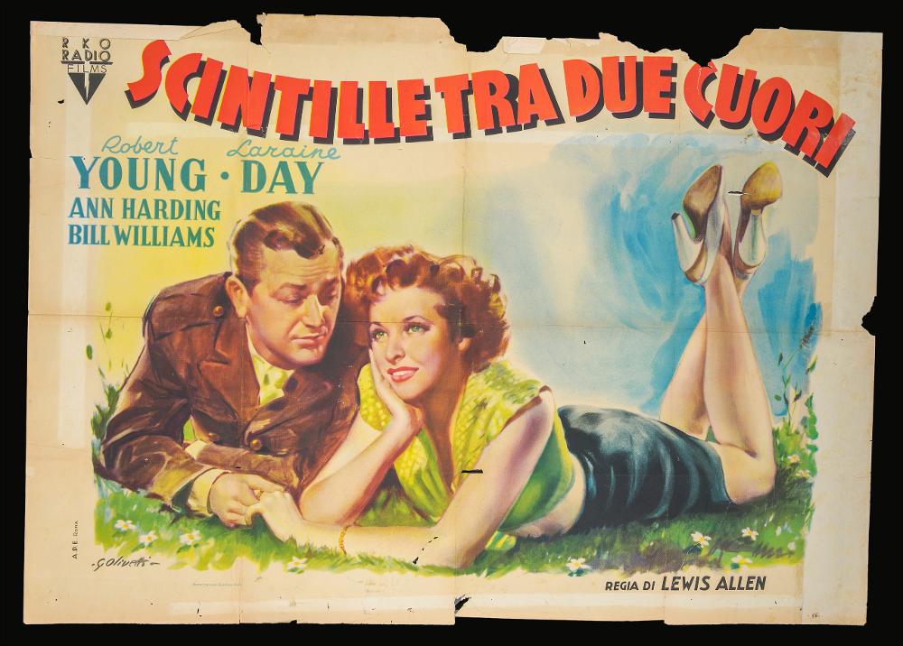 L'immagine riproduce uno dei manifesti conservati presso la Mediateca Regionale Pugliese (vedi Note). Si tratta di uno dei manifesti del film “Scintille tra due cuori” del 1945 per la regia di Lewis Allen a firma dell'illustratore bolognese Giorgio Olivetti. Classe 1908, Olivetti caratterizza le sue prime opere da uno stile morbido, sfumato, fatto di acquerelli delicati che rendono il volume anche grazie ad un uso sapiente dei chiaroscuri. Bellissima la composizione, un manifesto orizzontale, con i due protagonisti immortalati in un momento sicuramente intenso e sereno, sensazione che lo spettatore percepisce a partire dalle mani intrecciate teneramente e dallo sguardo sorridente della angelica Laraine Day. Da notare i colori dello sfondo e le pennellate che seguono i c...