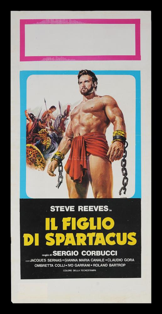 L'immagine riproduce uno dei manifesti conservati presso la Mediateca Regionale Pugliese (vedi Note). Si tratta di una delle locandine del film “Il figlio di Spartacus” del 1962 per la regia di Sergio Corbucci. La firma che si legge è dell’illustratore Renato Casaro, qui già R. Casaro e non più "C. Renè" utilizzata ai suoi esordi. Tra i maggiori rappresentanti della grafica e del manifesto Casaro adottò come modello Angelo Cesselon, il primo pittore ad utilizzare, per i manifesti cinematografici, un nuovo linguaggio che dà maggiore importanza ad una grande scena, ad un ritratto per raccontare una storia. Casaro è noto per essere stato un autodidatta che riuscì tuttavia ad acquisire competenze e abilità riconoscibili, come l’uso dell’aerografo e legami con le correnti su...