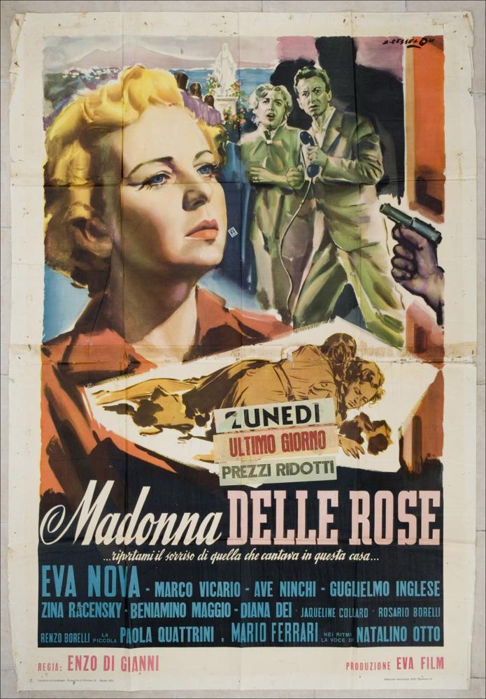 L'immagine riproduce uno dei manifesti conservati presso la Mediateca Regionale Pugliese, esaminati in "Cinema al muro: Angelo Cesselon" (vedi Note). Manifesto complesso e particolarmente ricco di riferimenti che sviluppano nel loro insieme l'intera trama del film. Sullo sfondo di un mare blu e di profili montuosi appena accennati, si staglia l'immagine della statua della Madonna delle Rose, dinanzi a cui si intravedono le collegiali ordinatamente disposte e in preghiera. Su un piano intermedio risaltano, anche se quasi in bianco e nero, le figure dei due protagonisti con le loro ombre e i volti spaventati dalla mano armata e puntata contro. In posizione laterale, ma in primo piano, il volto di Maria Venturi, bello e assorto, con lo sguardo lontano. Sottostante, il flas...