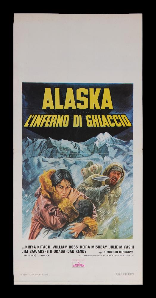 L'immagine riproduce uno dei manifesti conservati presso la Mediateca Regionale Pugliese (vedi Note). Si tratta di una delle locandine del film “Alaska l'inferno di ghiaccio”, del regista Hiromichio Horikawa del 1977. L’illustrazione è a firma di Luciano Crovato (Crovato), come si può leggere in basso a destra. Crovato rappresenta in maniera molto realistica una scena del film ambientata di notte tra i ghiacciai. I tratti obliqui e segmentati ben rendono l’idea di condizioni atmosferiche avverse, quasi fosse in corso una tempesta di vento, ed inoltre rendono la drammaticità del momento accentuata dal volto disperato dell’uomo. Da notare come il lettering utilizzato richiami il lettering del film “Guerre Stellari”, sia per l’uso del giallo sia per la tridimensionalità da...