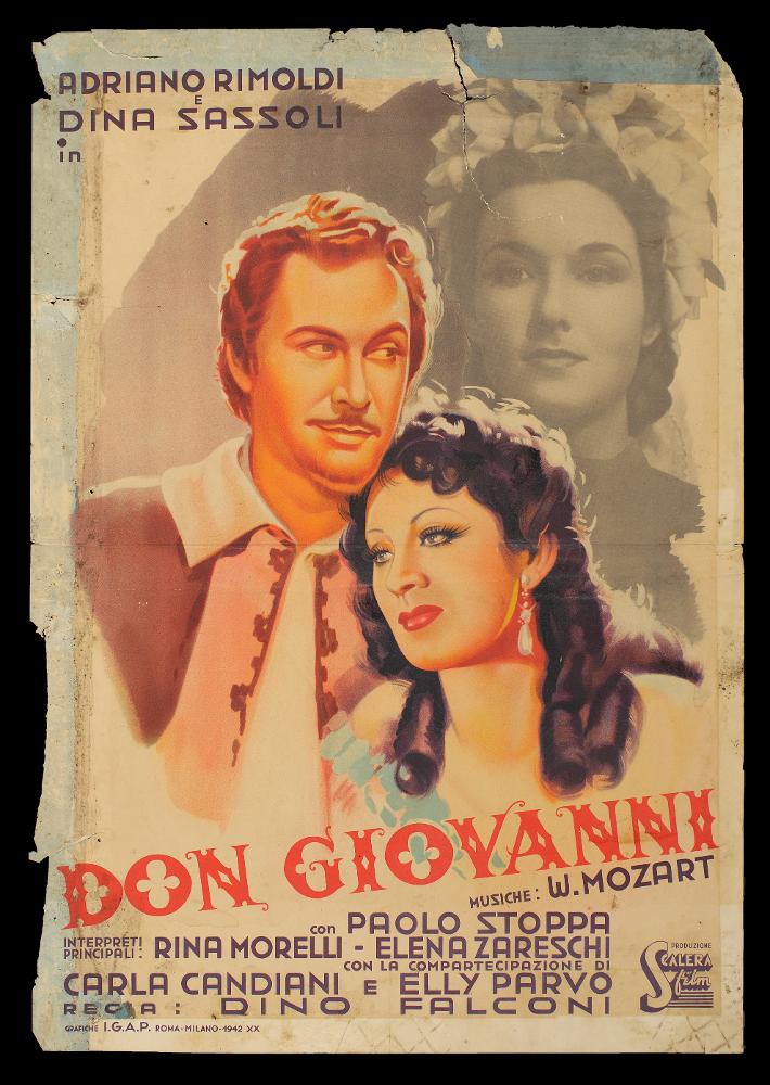 L'immagine riproduce uno dei manifesti conservati presso la Mediateca Regionale Pugliese (vedi Note). Si tratta della fotobusta verticale realizzata per il film "Don Giovanni", la cui illustrazione, senza firma, è da attribuire al cosiddetto "primo stile" della pittura da cinema. In effetti, la composizione mostra parecchie similitudini con quelle di Luigi Martinati, uno dei primi interpreti di questo stile, che si sviluppa a partire dagli anni Trenta. Il linguaggio è narrativo, le stesure cromatiche sono vivaci e le tinte, spesso monocromatiche, si presentano come cangianti e luminescenti, i volti sembrano retro illuminati. Bella è la realizzazione dei due mezzi busti in primo piano, unico elemento narrativo, anche se si aggiunge la figura sfumata in bianco e nero sul ...