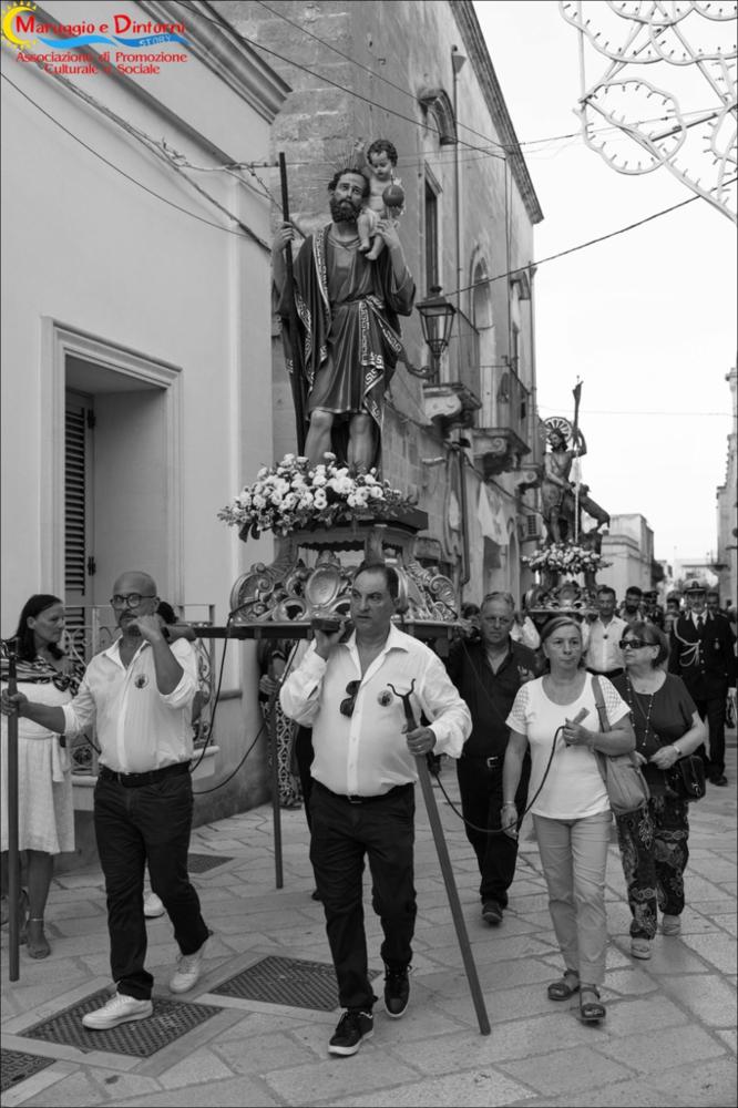 <div class="ql-editor"><div>La foto ritrae la processione per le vie di <strong>Maruggio</strong>, con in primo piano il simulacro di <strong>Cristoforo</strong> e, poco dietro, quello di <strong>Giovanni Battista</strong>. I due santi sfilano insieme tra le strade del paese, accompagnati dalla partecipazione dei fedeli e dalle manifestazioni della festa patronale. L’immagine restituisce l’intensità della devozione popolare e il forte legame della comunità con i propri patroni, protagonisti delle celebrazioni del 13 e 14 luglio.</div><div><br></div><div>La festa patronale di <strong>Maruggio</strong> è dedicata a <strong>Giovanni Battista</strong> e, dal 1962, anche a <strong>Cristoforo</strong>, e si celebra ogni anno il <strong>13 e 14 lugli...