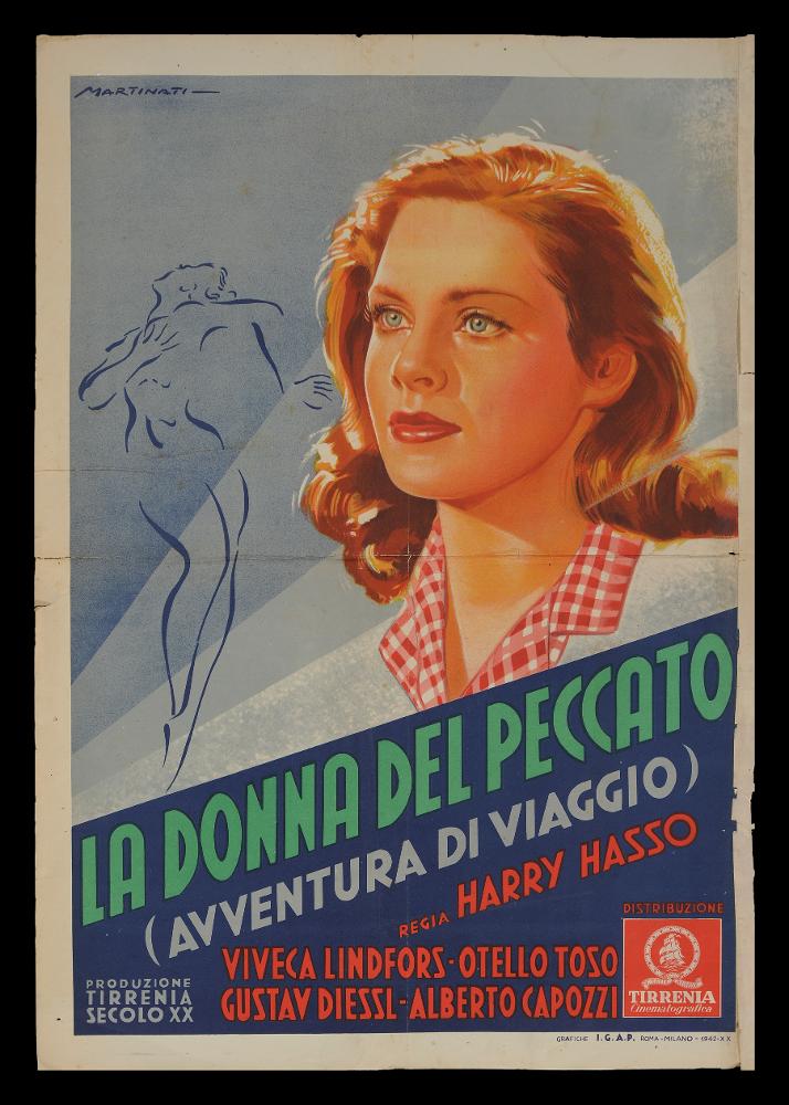 L'immagine riproduce uno dei manifesti conservati presso la Mediateca Regionale Pugliese (vedi Note). Si tratta di una delle versioni grafiche della locandina del film "La donna del peccato" del 1942 per la regia di Harry Hasso. In alto a sinistra si legge la firma del toscano Martinati (Luigi Martinati), fondatore con Anselmo Ballester e Alfredo Capitani dello studio BCM, società di produzione di manifesti per il cinema e da considerarsi uno degli interpreti della prima maniera del manifesto di cinema. La composizione grafica presenta alcune delle caratteristiche dello stile del pittore, come la presenza di un grande volto femminile realizzato partendo dal dorato e giocando con le sue sfumature, colore che “illumina” tutta la scena, semplice lo sfondo sull’azzurrino mo...