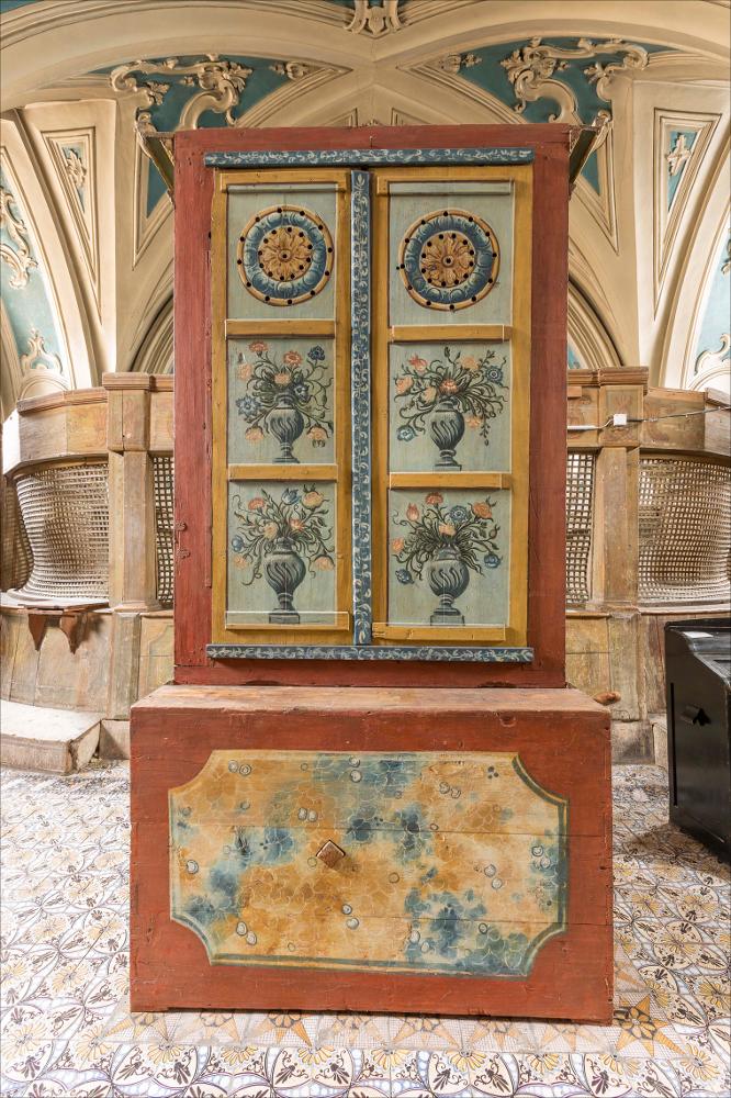L'organo rappresentato nell'immagine digitale è collocato nella chiesa di S. Benedetto a Massafra. L’edificio fu costruito grazie ad un lascito della nobildonna Maddalena Capreoli. I lavori già iniziati nel 1689 si conclusero nel 1744 grazie al contributi di un’altra nobildonna Brigida Grimaldi. Il progetto è attribuito all’ing. Donato Toselli, sebbene tuttavia alcuni storici credono di poter affidare la paternità dell’impianto a frate Benedetto delle Scuole Pie, in quegli anni impegnato nella costruzione del convento. L’edificio ad aula unica presenta una serie di cappelle laterali, la decorazione a stucco, risalente al 1764, è opera di Saverio Amodio da Taranto. Maestosa la macchina dell’altare maggiore, si segnalano inoltre le tele del pittore Domenico Carella. Nel 1...