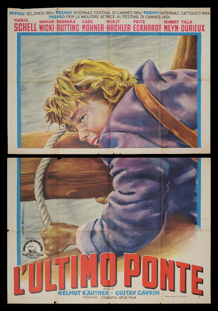 L'immagine riproduce uno dei manifesti conservati presso la Mediateca Regionale Pugliese (vedi Note). Si tratta di uno dei manifesti del film “L’ultimo ponte” del 1954 per la regia di Helmut Kautner. La firma che leggiamo sul lato a sinistra appartiene all’illustratore Spagnoli A. (probabilmente Angelo) che compone in maniera molto semplice la grafica di questo manifesto composto da due parti, viste le grandi dimensioni (140x200 cm). Spagnoli rappresenta solo un personaggio, probabilmente la protagonista, in un momento di disperazione, in mare aperto, mentre è aggrappata con forza ad una fune forse dell’albero della nave. Le pennellate eseguite sono lineari e compatte, rendendo un senso di calma in contrasto con il momento narrato. Particolare la scelta di orientare il ...