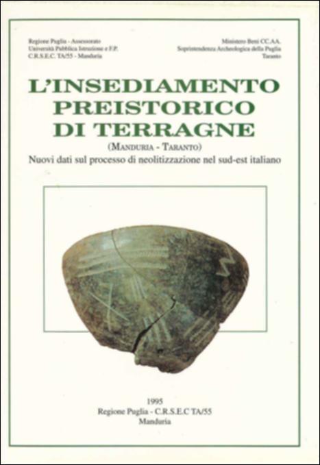 Il volume è parte della grande raccolta denominata “Libri di Puglia”, progetto di digitalizzazione a cura di Nicola Pergola che ha lo scopo di rendere fruibile la produzione editoriale dei Centri regionali di servizi educativi e culturali e degli Assessorati alla cultura e alla Pubblica Istruzione della Regione Puglia, dal 1968 agli anni 2000. Scoperto e segnalato agli inizi degli anni Ottanta il sito – posto sul pianoro “Monte Terragna” immediatamente a sud ovest di Manduria – è stato successivamente oggetto di indagini stratigrafiche da parte della Soprintendenza Archeologica, che hanno permesso di formulare anche un completo studio paleoambientale. Vengono così scientificamente documentate le fasi dell'avvicendamento insediativo: dalle fasi finali del Mesolitico allo...