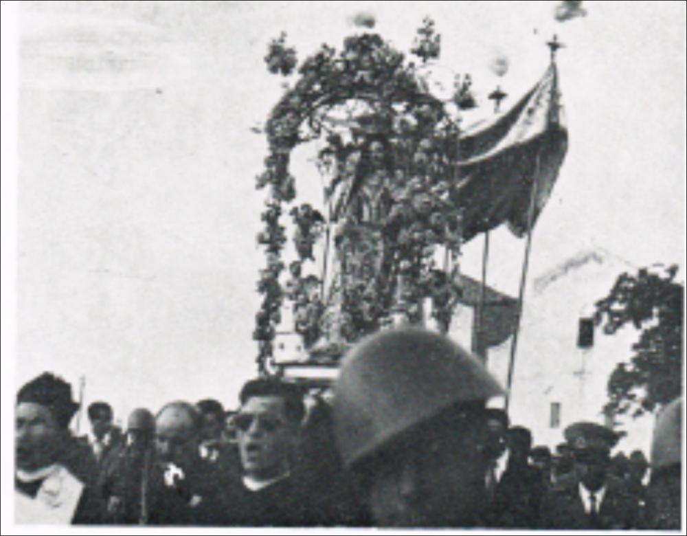 <div class="ql-editor"><div>La foto storica digitalizzata risale al 1942 e cattura l’immagine della statua della Madonna degli Angeli in Processione durante la Seconda Guerra Mondiale. Si tratta di una preziosa testimonianza del culto in onore della Santa Patrona di Cassano delle Murge (BA).</div><div>La Festa Patronale dedicata alla Madonna degli Angeli risale probabilmente alla seconda metà del Quattrocento, quando alla devozione verso i patroni tradizionali – il Crocifisso e san Zenone – si affiancò quella per la Vergine degli Angeli. Tale culto nacque dal ritrovamento, intorno al 1250, di un affresco della Madonna in una grotta carsica delle Murge. L’immagine, tuttavia, sarebbe molto più antica e databile tra il III e il IV sec...