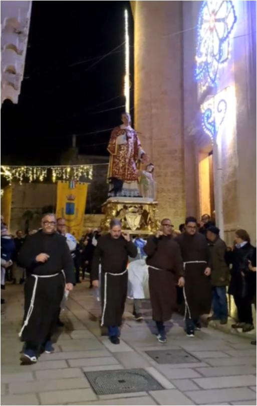 <div class="ql-editor"><div>La processione di San Vincenzo di Saragozza, svoltasi a Miggiano nel gennaio 2025 in occasione della festa patronale, ha rappresentato uno dei momenti centrali delle celebrazioni religiose e comunitarie. Il simulacro del Santo, portato a spalla dai confratelli della Confraternita del Carmine e della Confraternita di San Francesco d’Assisi, ha attraversato le principali vie del paese.</div><div><br></div><div>La <strong>festa patronale di San Vincenzo di Saragozza</strong> si celebra a <strong>Miggiano il 22 gennaio</strong> ed è uno degli eventi più sentiti dalla comunità, che lo venera come protettore dal <strong>1616</strong>. I festeggiamenti sono preceduti da una novena e culminano con la <strong>processione della sta...