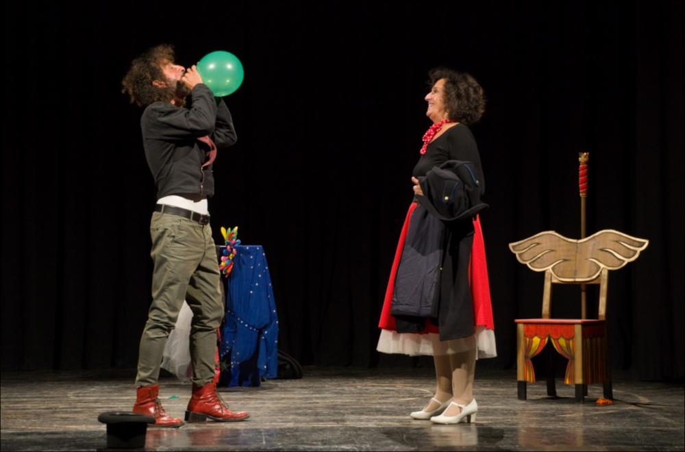 Nello scatto i due interpreti Silvia Civilla e Pietro Pizzuti della compagnia Terrammare per lo spettacolo “Fragile”, realizzato in occasione della rassegna “Racconti d’autunno” nell’ambito del Progetto Teatro Studio 2021 presso il Teatro Van Westerhout di Mola di Bari, in scena il 24 e 25 settembre 2021.
Sul palcoscenico un uomo, una donna, palloncini da gonfiare, vestiti da indossare per uno spettacolo di strada. Sono artisti in giro per le piazze, in attesa di un pubblico e di qualche moneta. E proprio durante l’attesa, nella piazza deserta, consumano il rito della loro esistenza fatta di rinunce, giochi, piccoli ricatti e riflessioni sul senso del loro vivere una vita fuori dal comune. 
È la storia della quotidianità di una coppia, sorpresa a giocare tra poesia e br...
