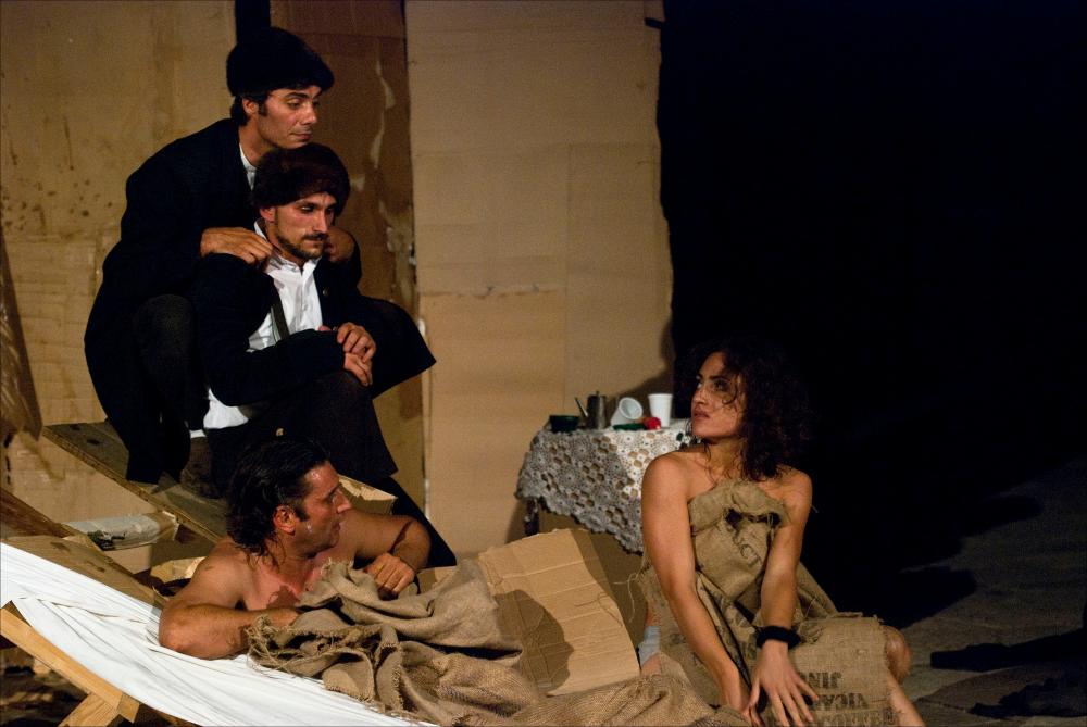 L'immagine digitale cattura un momento dello spettacolo teatrale itinerante “Il Castello” nato come adattamento teatrale dell'omonimo romanzo scritto da Franz Kafka e andato in scena nei suggestivi spazi interni del Castello Svevo di Barletta il 10 settembre del 2011. La produzione, eseguita da Giorgio Barberio Corsetti insieme alla sua compagnia teatrale “Fattore K”, è stata sostenuta dall'intervento "Sviluppo delle attività di teatro e danza in Puglia - Produzione di nuovi spettacoli in prima nazionale previsto dal PO FESR Puglia 2007/13, Asse IV affidato dalla Regione Puglia al Teatro Pubblico Pugliese. Nei giorni precedenti allo spettacolo, sono stati realizzati due laboratori rivolti a giovani allievi, attori e tecnici appassionati di drammaturgia, scenografica e t...