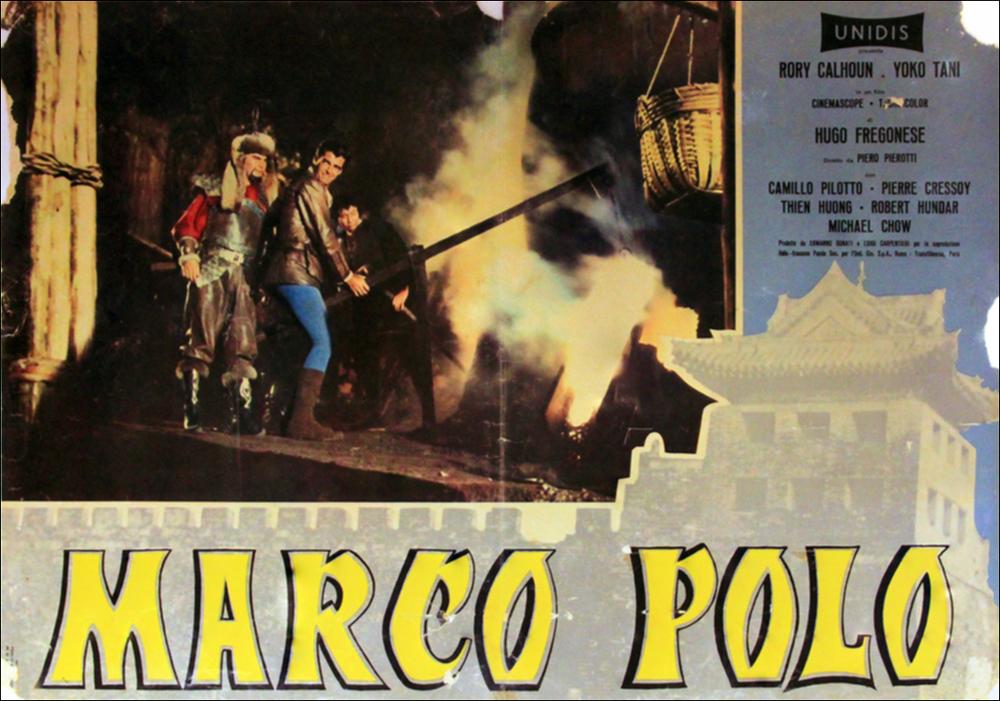 L'immagine digitale in oggetto è la riproduzione fotografica della fotobusta originale del film "Marco Polo", realizzata in occasione della mostra "Riccardo Cucciolla - Ritratto d'Attore" organizzata nel 2012 dall'Associazione culturale “Attraverso lo Spettacolo”, dall'Assessorato al Mediterraneo, Cultura e Turismo della Regione Puglia e dal Servizio Biblioteca e Comunicazione Istituzionale del Consiglio Regionale della Puglia. L'inconfondibile architettura in stile orientale che fa da sfondo al titolo in giallo e la scena del film incorniciata in secondo piano, in cui è ben riconoscibile Roy Calhoun nei panni di Marco Polo, ci riconducono immediatamente alle tipiche atmosfere esotiche in cui è ambientata la pellicola. “Marco Polo” è un film di avventura italiano dirett...