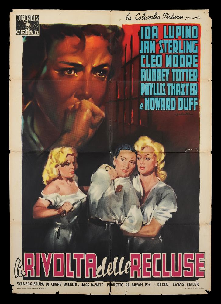 L'immagine riproduce uno dei manifesti conservati presso la Mediateca Regionale Pugliese (vedi Note). Si tratta di uno dei manifesti del film “La rivolta delle recluse” del 1955 per la regia di Lewis Seiler. La composizione grafica è a firma di Giorgio Olivetti, come si legge a destra, al di sotto del blocco con l’indicazione dei nomi degli attori. La mano dell’artista bolognese è facilmente riconoscibile per lo stile morbido, l’uso di acquerelli sfumati e il gioco sapiente di luci ed ombre che, in questo caso, contribuiscono a rendere cupa ed inquieta la scena narrata. Lo sfondo e il ritratto femminile disperato, con le lacrime agli occhi e con la cella sullo sfondo sono caratterizzati dalla predominanza dei colori scuri che fanno risaltare, illuminandole, le tre figur...