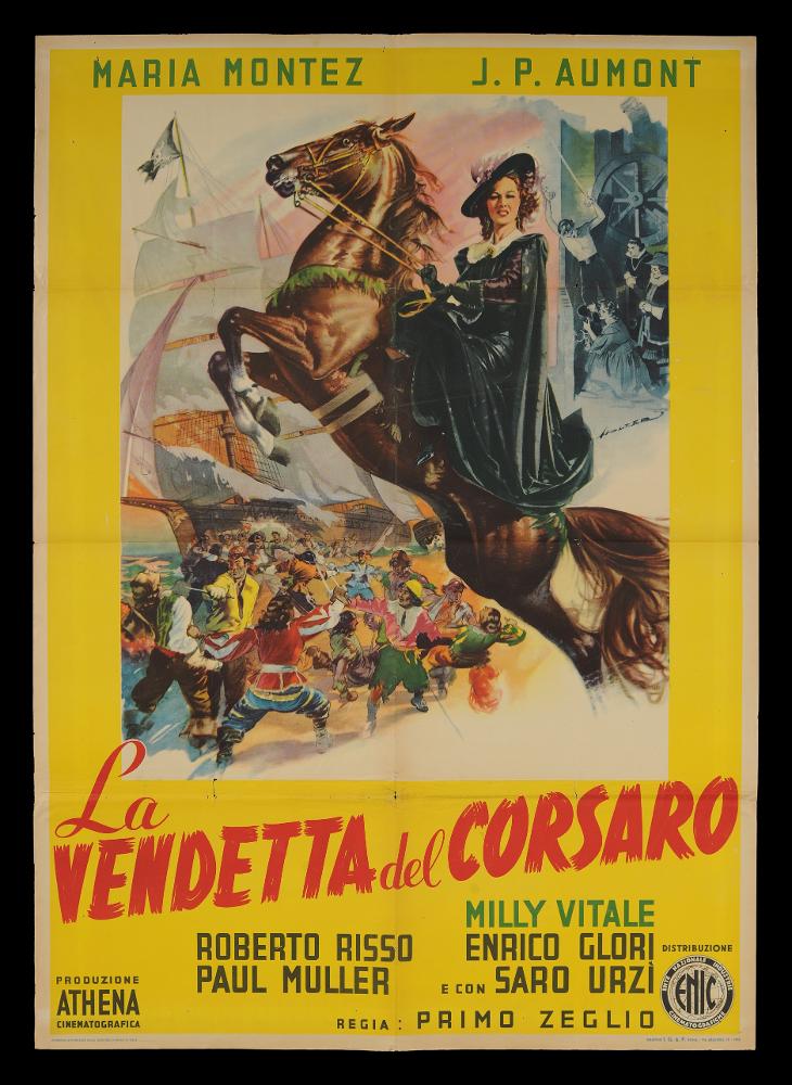 L'immagine riproduce uno dei manifesti conservati presso la Mediateca Regionale Pugliese (vedi Note). Si tratta di uno dei manifesti del film in bianco e nero “La vendetta del corsaro” del 1951 per la regia di Primo Zeglio. L’illustrazione è a firma di Holzer, noto soprattutto come autore di serie di cartoline perlopiù umoristiche ed in diverse lingue (italiano, spagnolo, francese, olandese, tedesco, svedese, finlandese e danese). Ha firmato il manifesto della Lotteria di Merano, per i Buoni del Tesoro 1959 e per il Prestito Nazionale 1966. Talvolta firma con la sola H e a volte viene erroneamente confuso con Adalbert Holzer, altro illustratore. Holzer mette in primo piano la bellissima María Montez, Donna Consuelo marchesa di Velasco, fiera su un cavallo impennato, all...